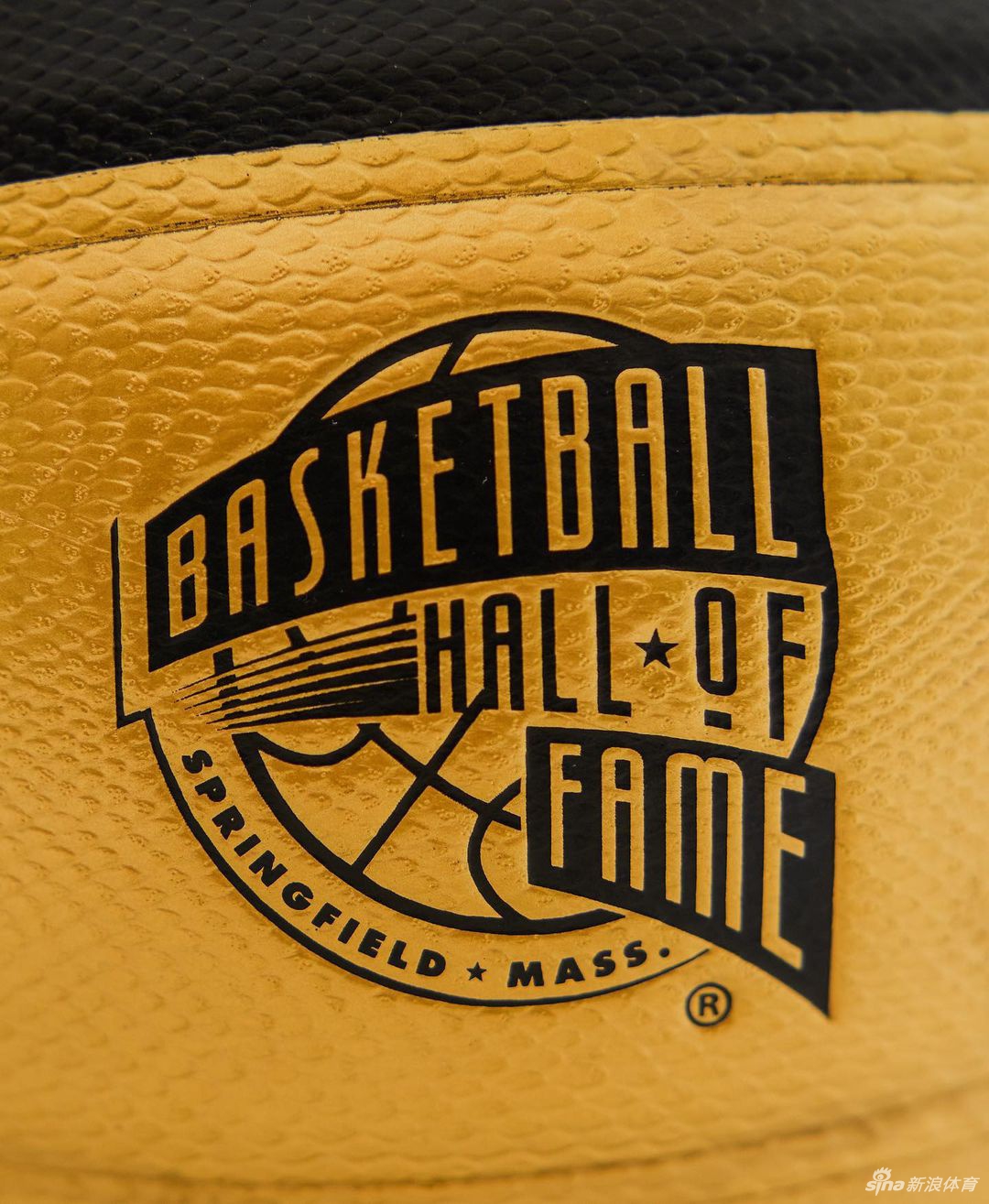 科比纪念版篮球上市！黑曼巴冠军魂永存人间