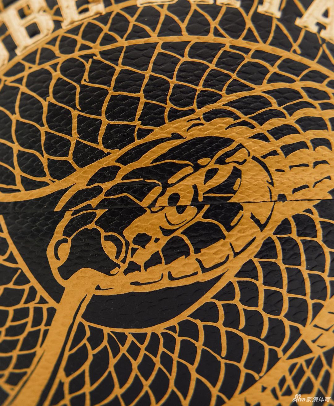 科比纪念版篮球上市！黑曼巴冠军魂永存人间