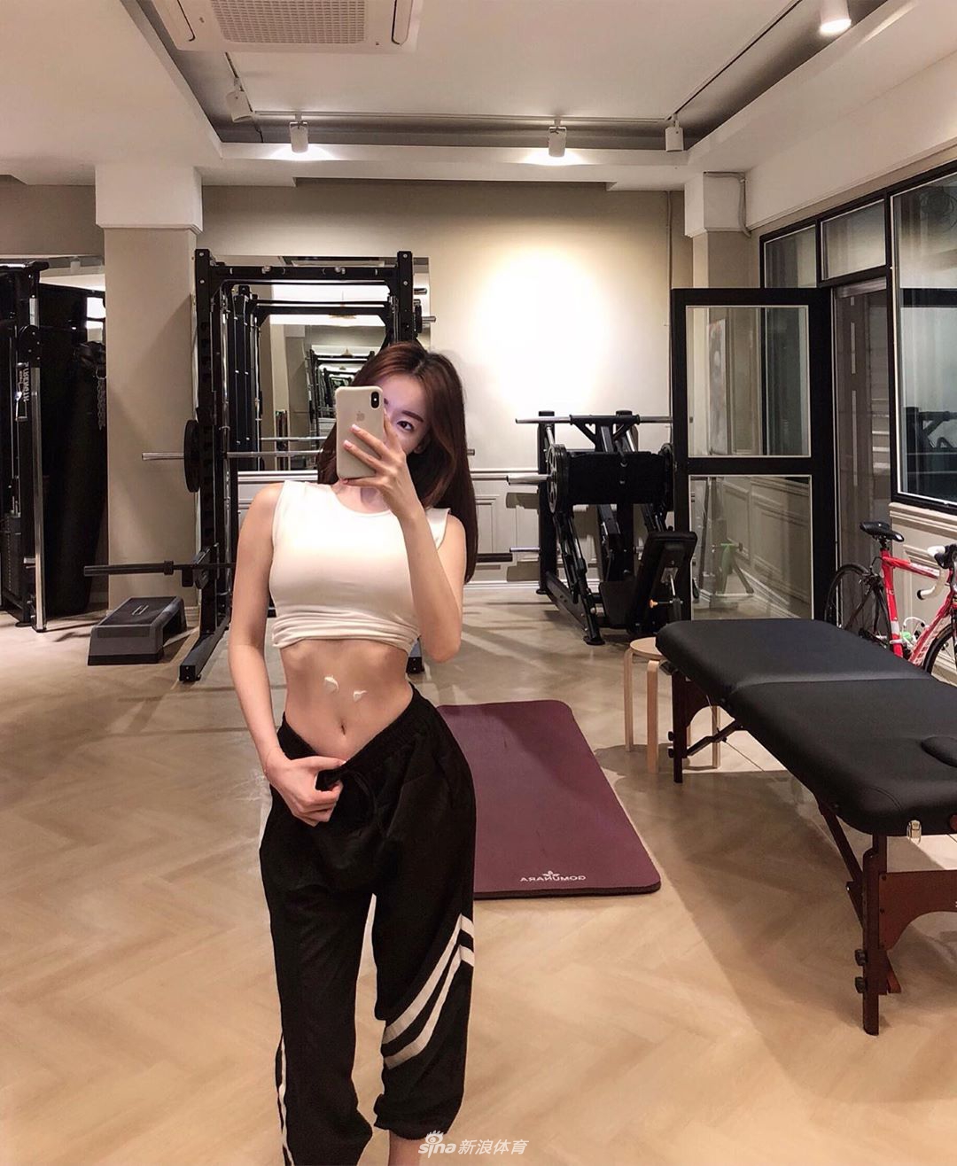 模特小姐姐最爱卡哇伊 火辣身材让粉丝点赞