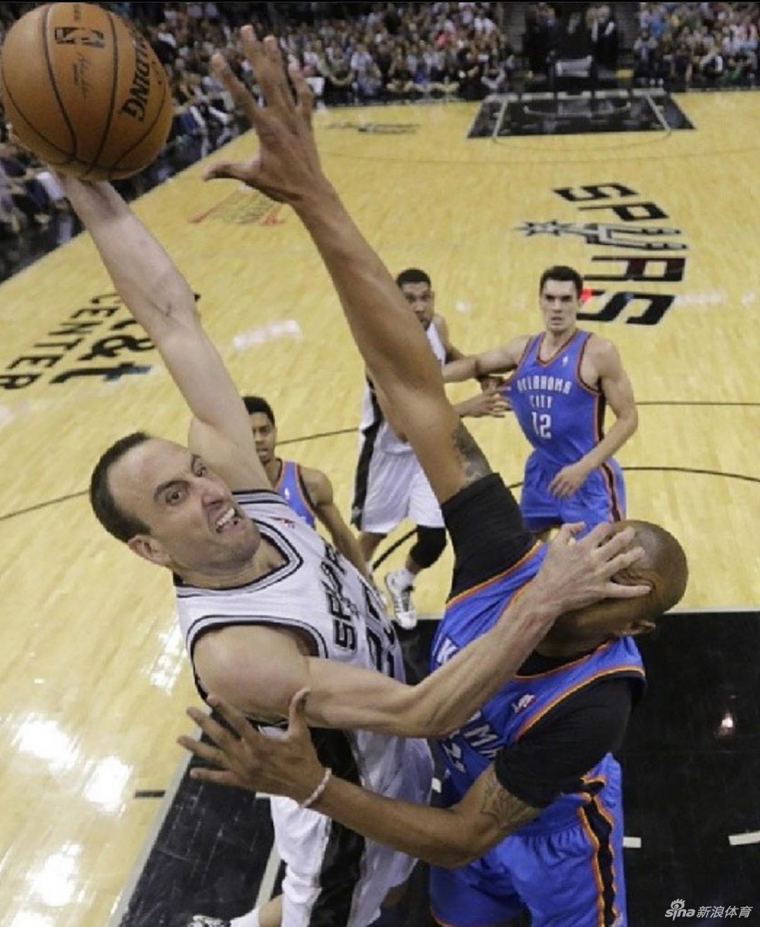 单臂劈扣欣赏:乔丹科比潇洒飞翔 詹姆斯大风车