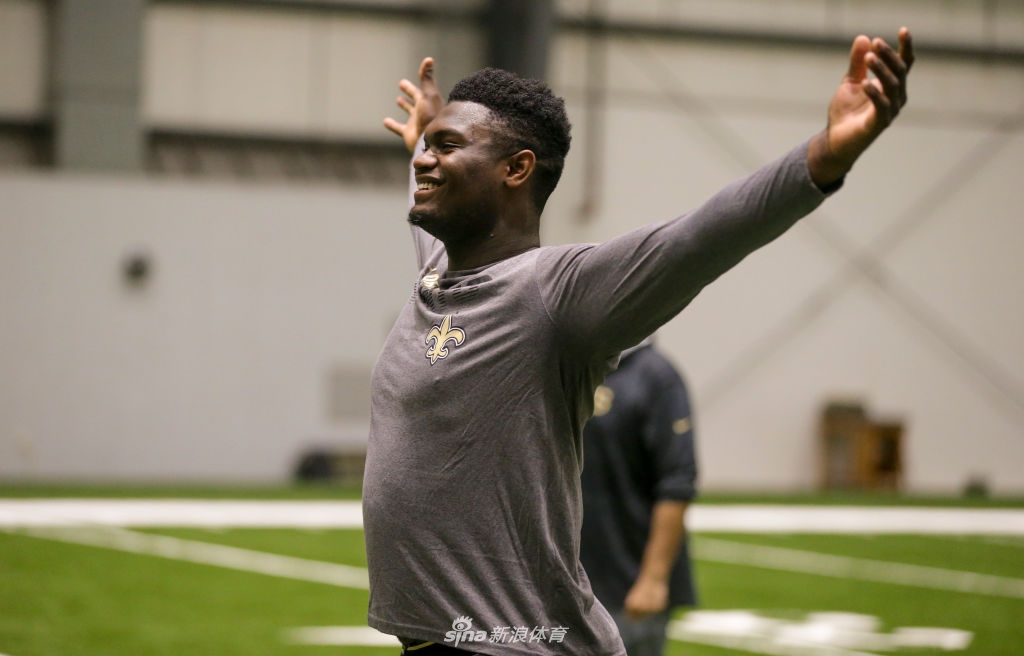 NBA状元秀锡安拜访NFL圣徒队 他打橄榄球也是一员猛将