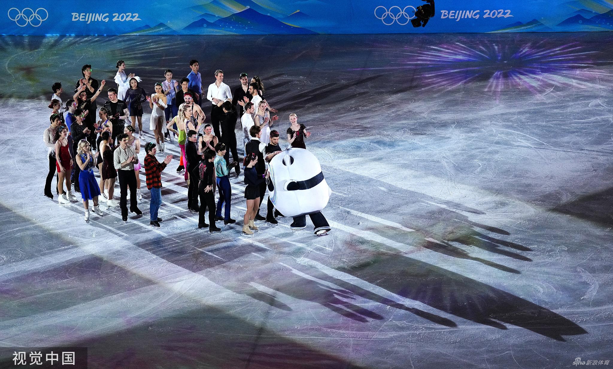 花滑表演赛选手返场 冰墩墩闪亮登场互动
