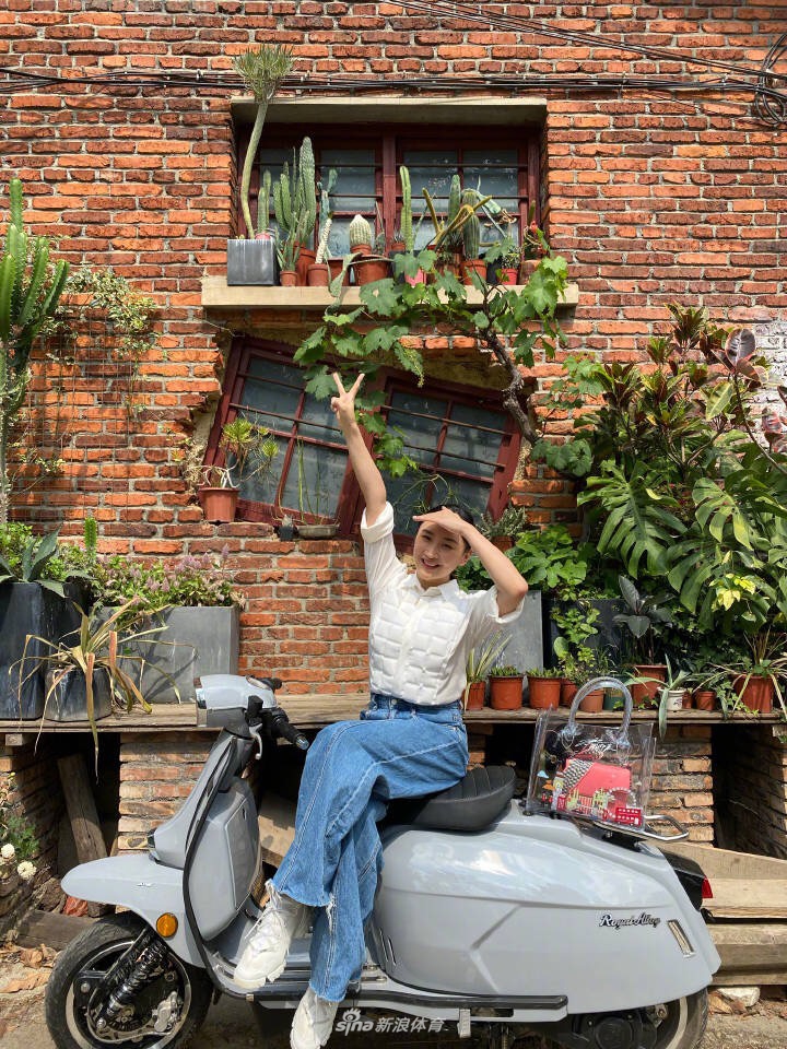 蹦床冠军何雯娜晒小清新美照 身着白色连衣裙手捧向日葵