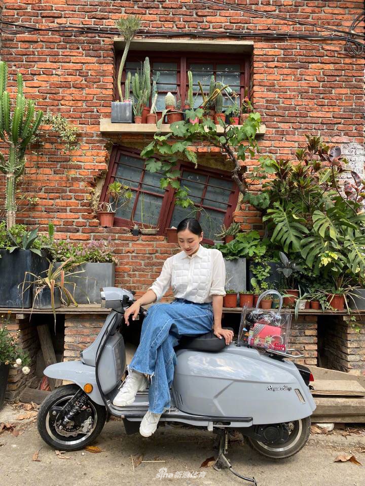 蹦床冠军何雯娜晒小清新美照 身着白色连衣裙手捧向日葵