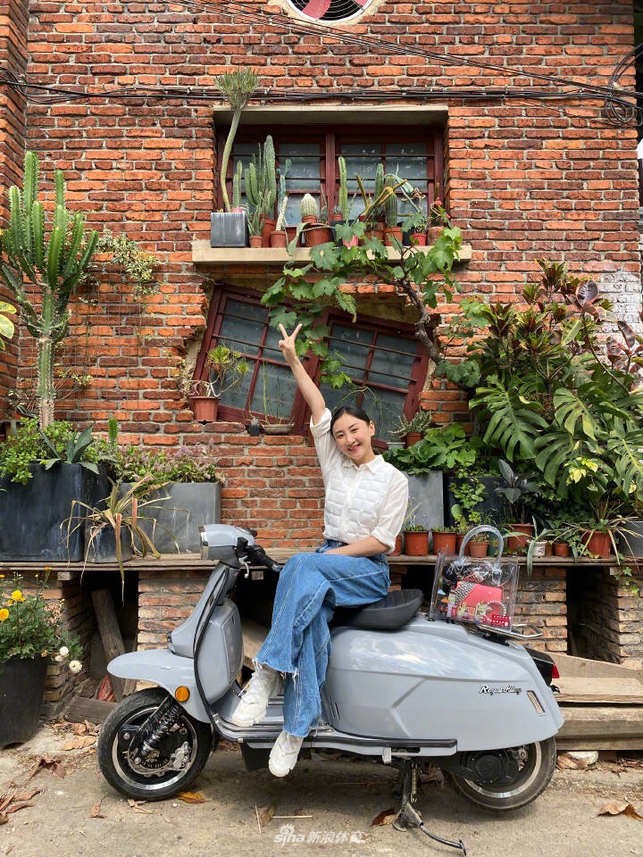 蹦床冠军何雯娜晒小清新美照 身着白色连衣裙手捧向日葵