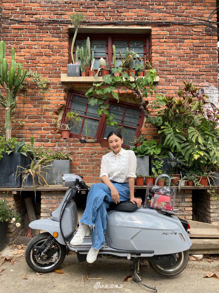 蹦床冠军何雯娜晒小清新美照 身着白色连衣裙手捧向日葵