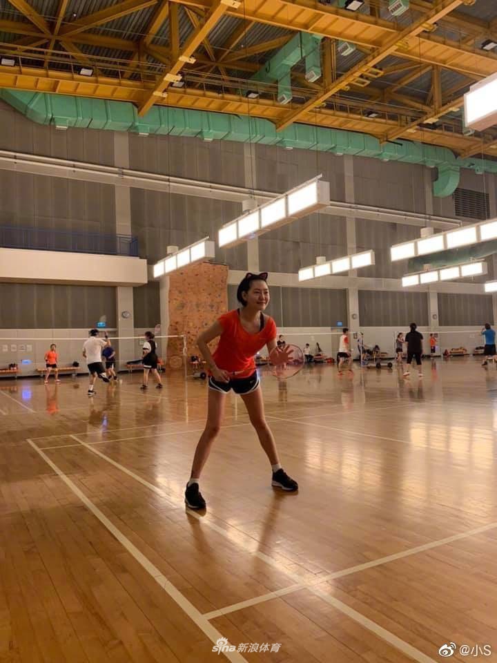 小S戴眼镜打球气质美又飒 肌肉线条优美仿若少女