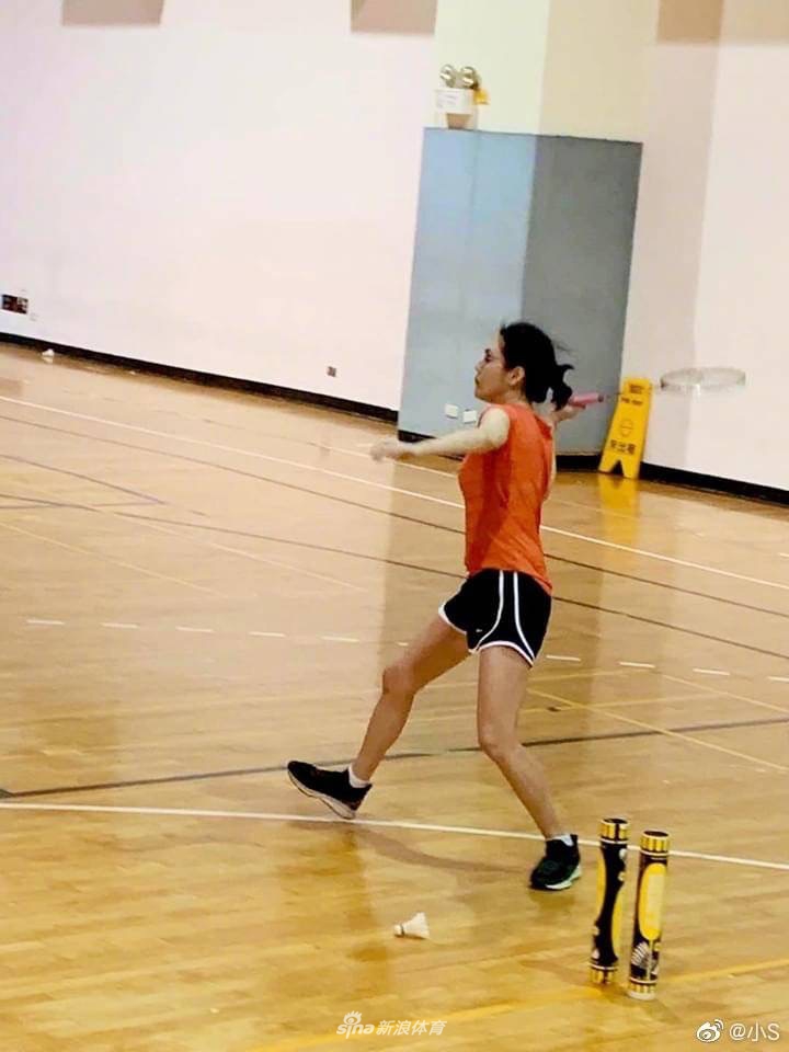 小S戴眼镜打球气质美又飒 肌肉线条优美仿若少女