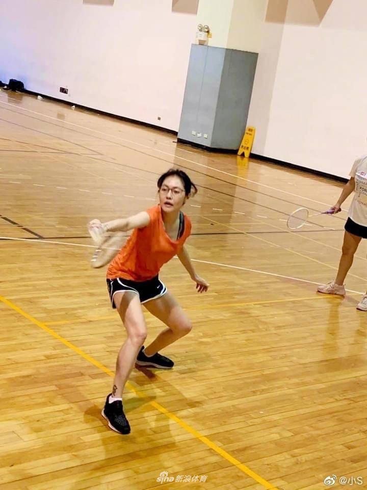 小S戴眼镜打球气质美又飒 肌肉线条优美仿若少女