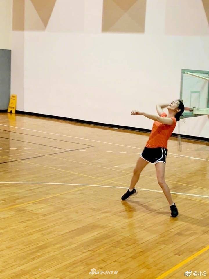 小S戴眼镜打球气质美又飒 肌肉线条优美仿若少女