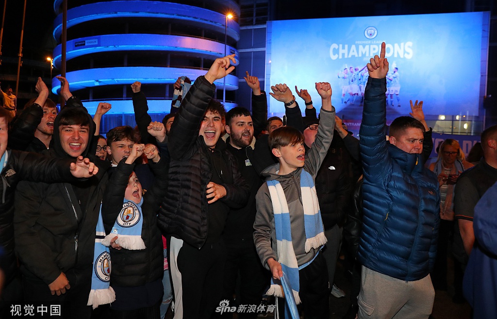 蓝色欢乐海洋！曼城夺冠球迷自发集体庆祝