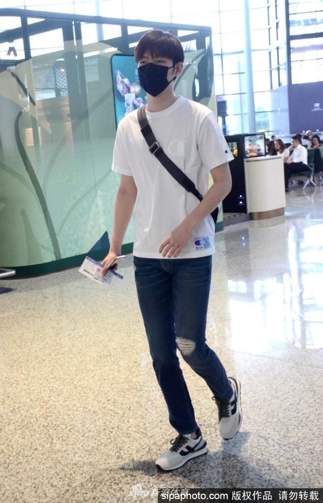 董力帅气现身上海虹桥机场 友好冲镜头挥手亲和力十足