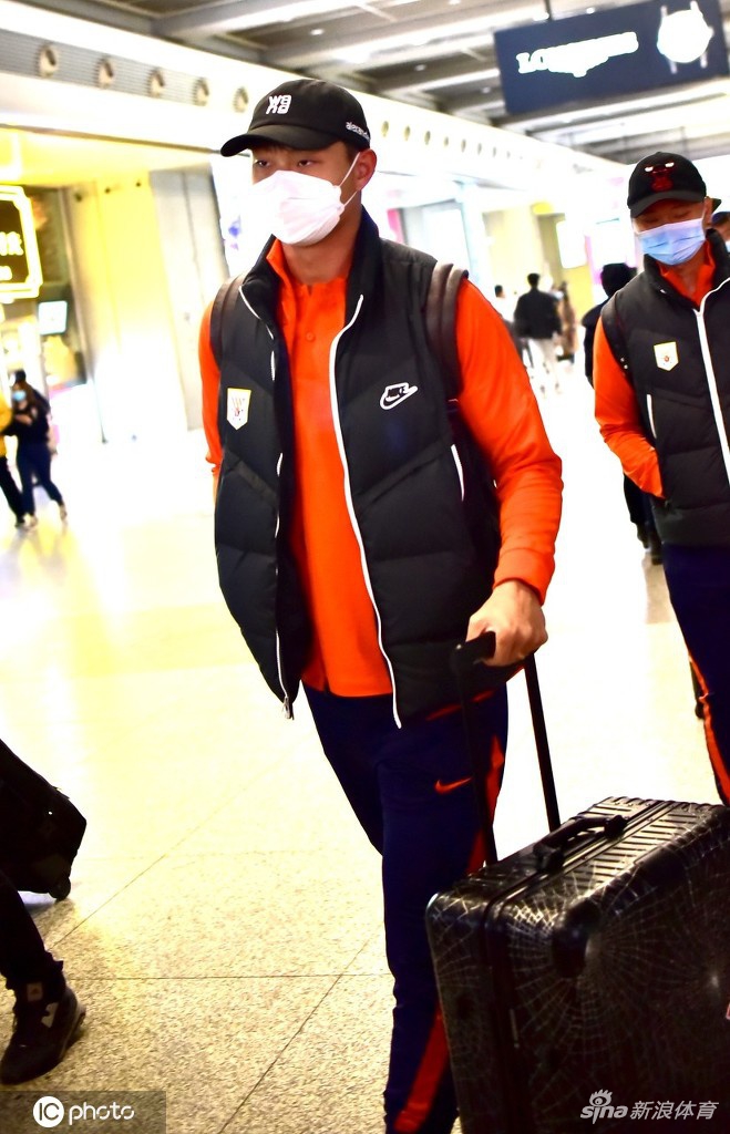 山东泰山抵达上海 备战与国足热身赛