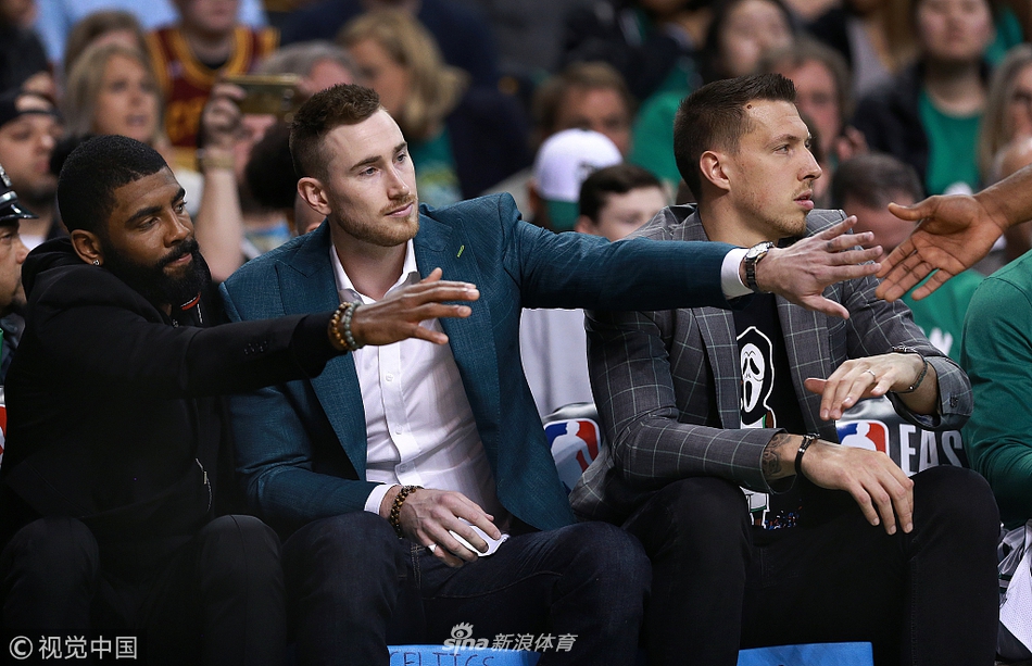 绿军两巨头为队友加油