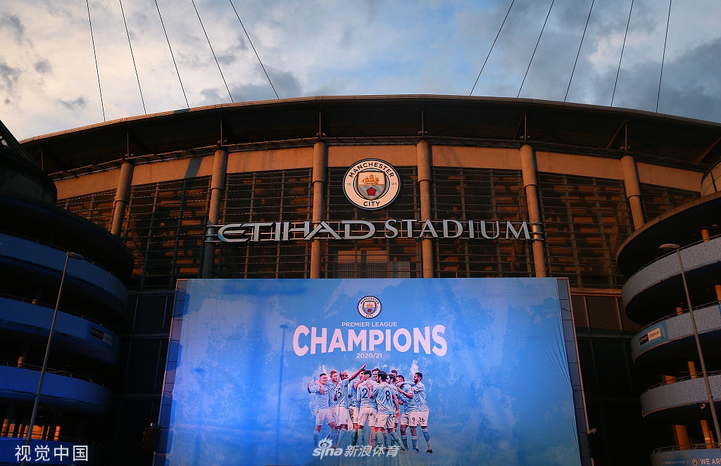 蓝色欢乐海洋！曼城夺冠球迷自发集体庆祝