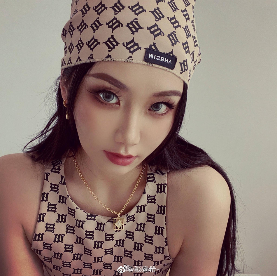 瑜伽美女张寒希展现高难度动作身材曲线完美