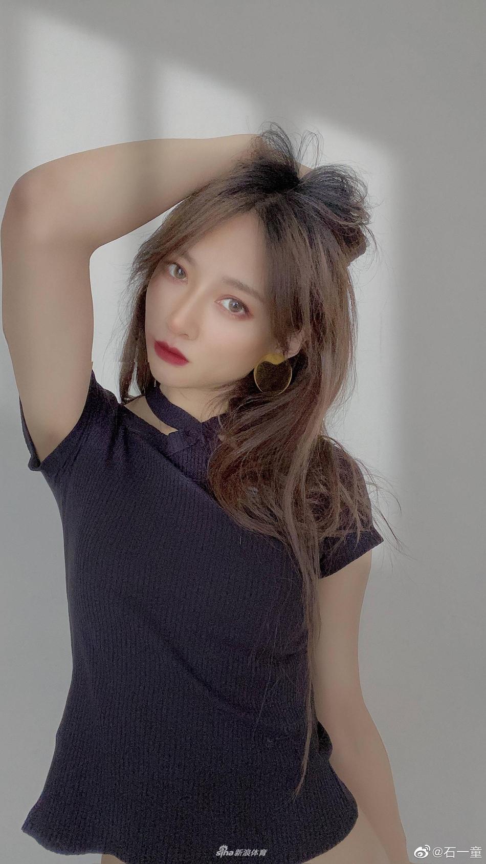 篮球女神石一童晒自拍美照庆祝生日