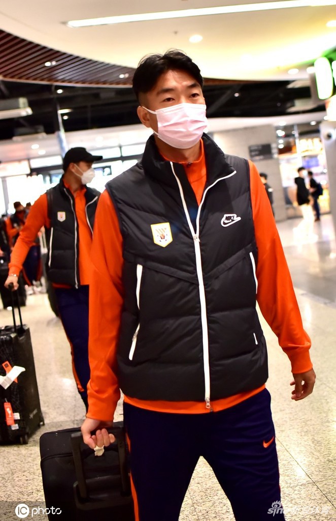 山东泰山抵达上海 备战与国足热身赛