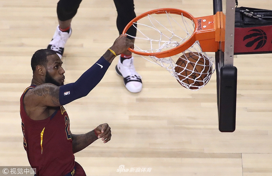 詹姆斯单臂暴扣