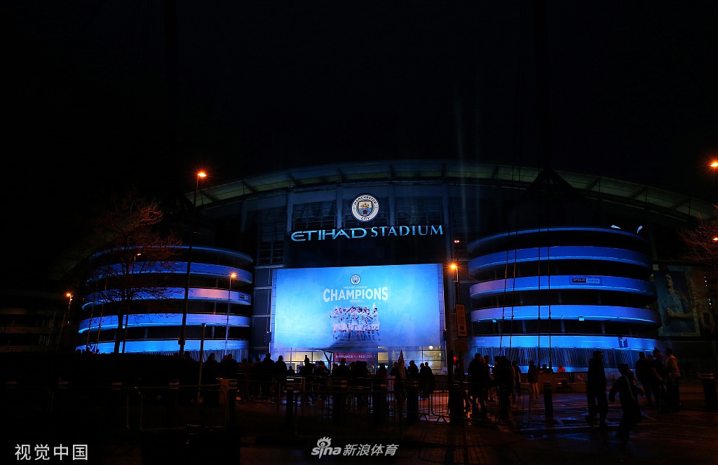 蓝色欢乐海洋！曼城夺冠球迷自发集体庆祝