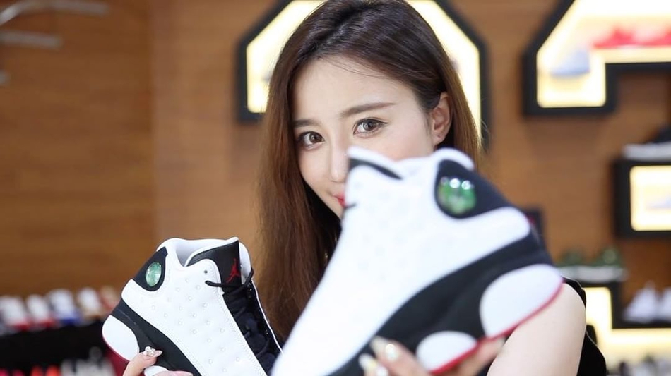 穿AJ13熊猫配色的女孩 腿美鞋更美
