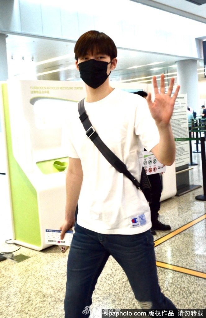 董力帅气现身上海虹桥机场 友好冲镜头挥手亲和力十足