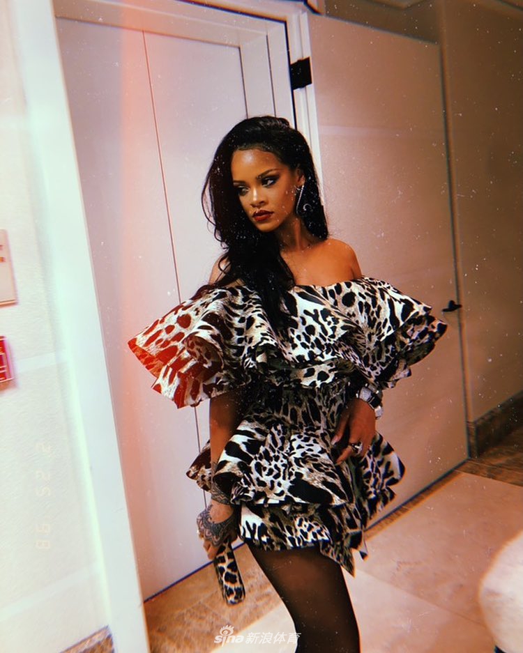 詹皇第一迷妹蕾哈娜现场观战 性感火辣的湖人23号