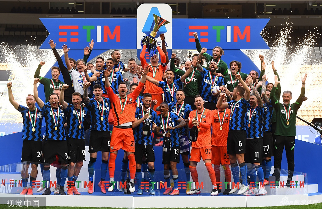 荣耀时刻！国米时隔11年再捧意甲冠军奖杯