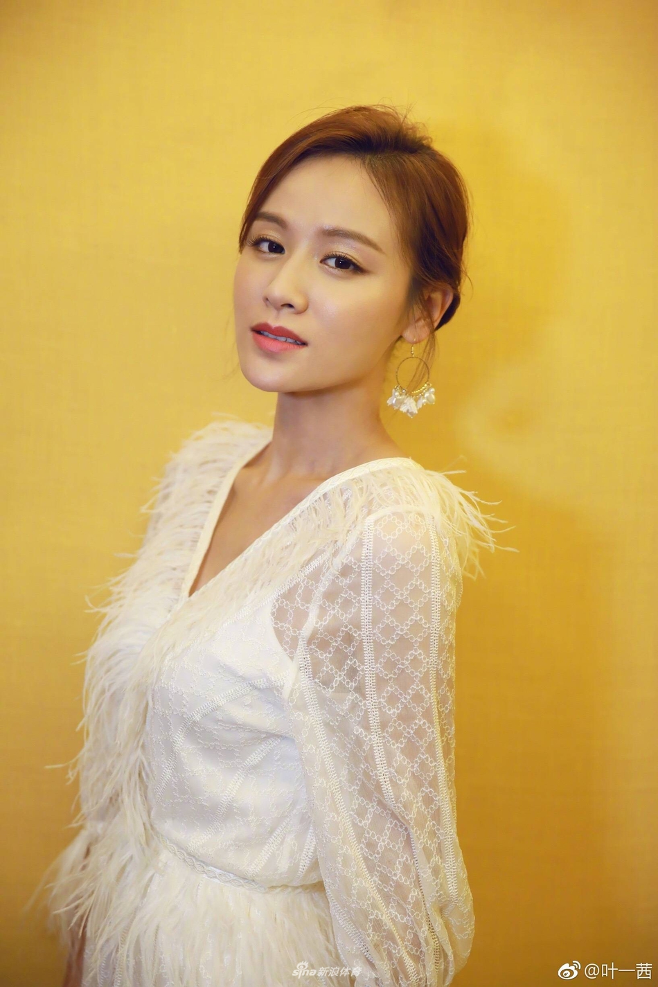 田亮美妻叶一茜碎花裙造型复古 戴金色发卡青春可爱