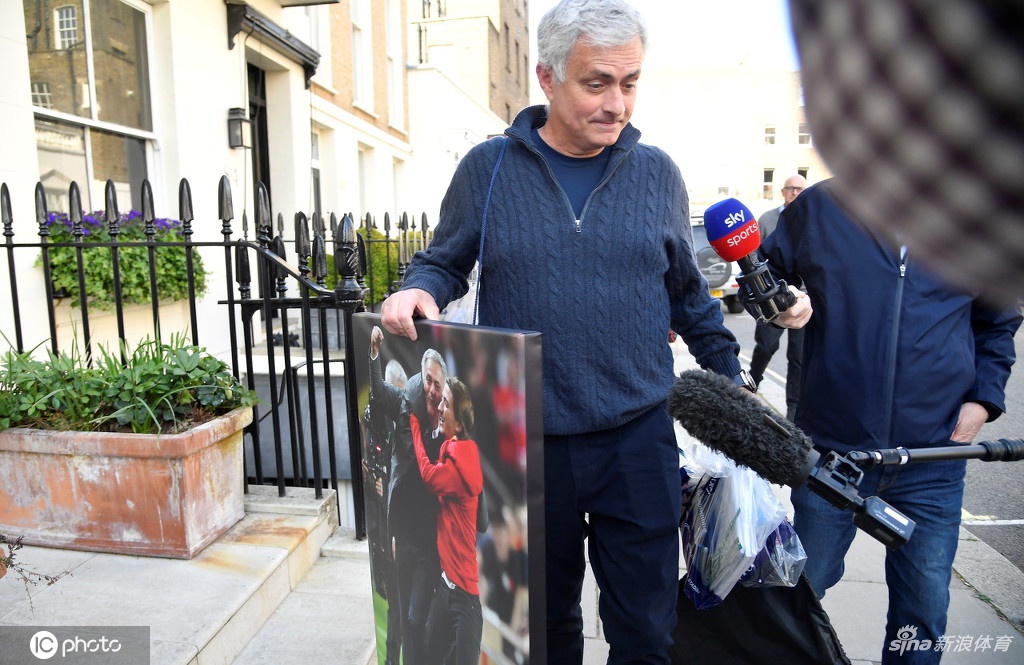 穆里尼奥下课后收拾行囊回家 随身携带生涯辉煌时刻照片