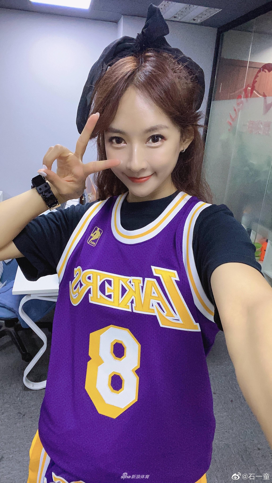 篮球女神石一童晒自拍照 求助粉丝如何排解忧愁