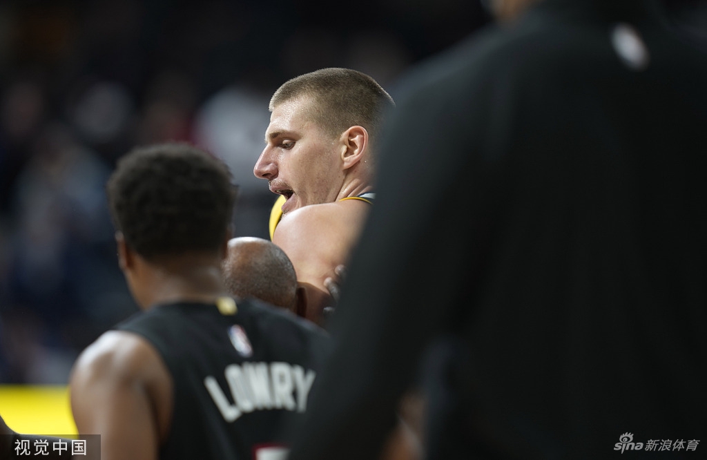 双双被驱逐！莫里斯肘击约基奇被撞翻倒地