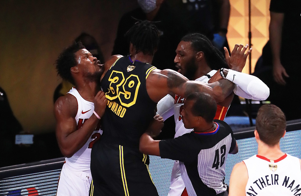 火爆冲突！巴特勒霍华德篮下抱摔！