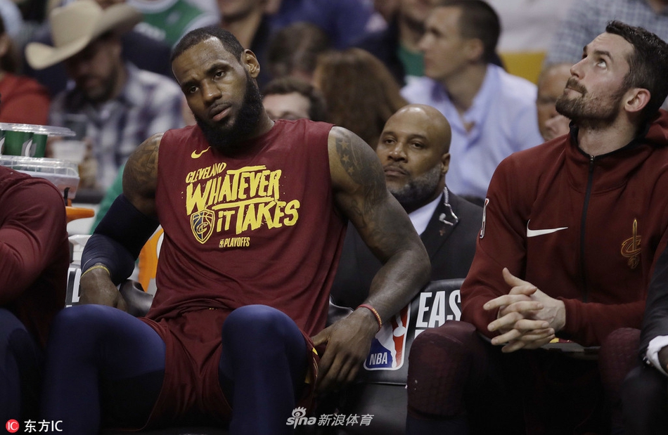 带不动球队王者变青铜 双眼空洞的詹皇