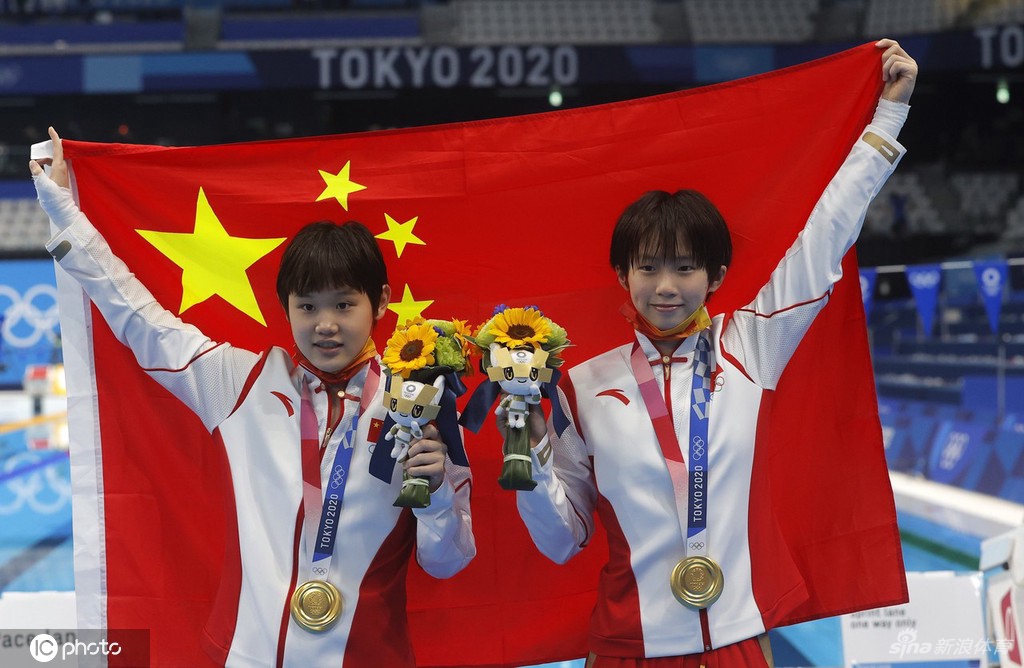 中国红!奥运健儿与五星红旗交相辉映