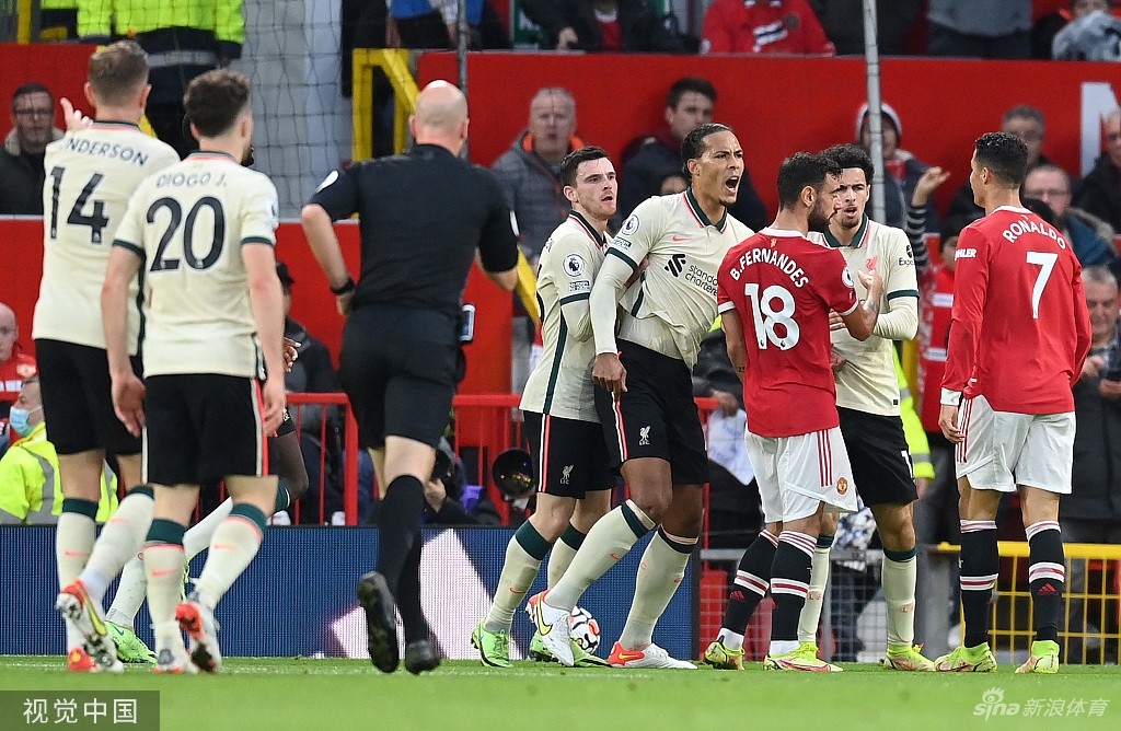 失去理智!C罗三脚踢人泄愤吃黄牌