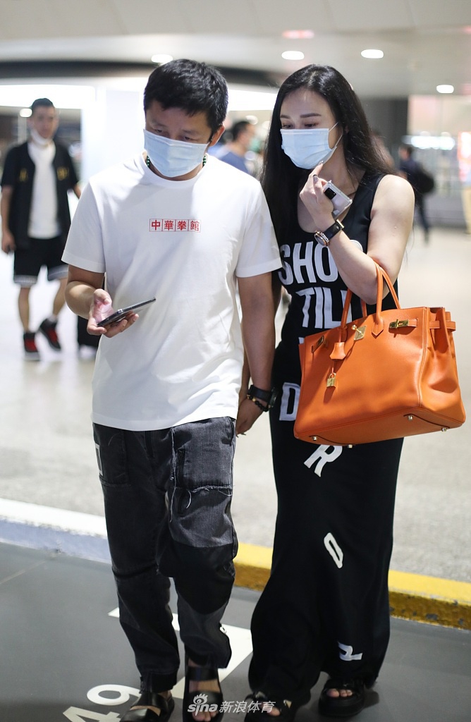 冉莹颖穿黑色背心裙身材苗条 牵手邹市明恩爱十足