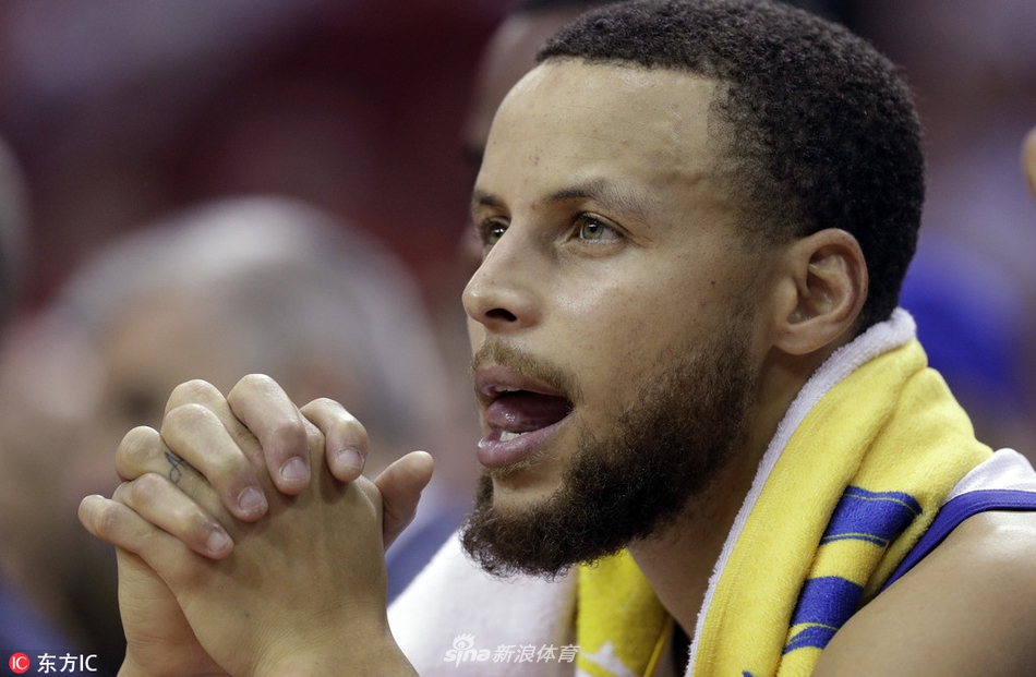 库里坐在板凳上回味