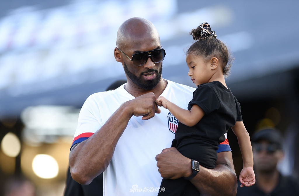 科比带全家看美国女足比赛 三个女儿谁更像爹