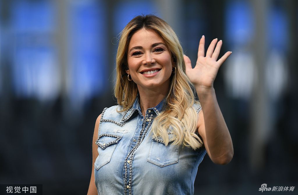 当红女主播报道国米相当抢镜 感受她的好身材