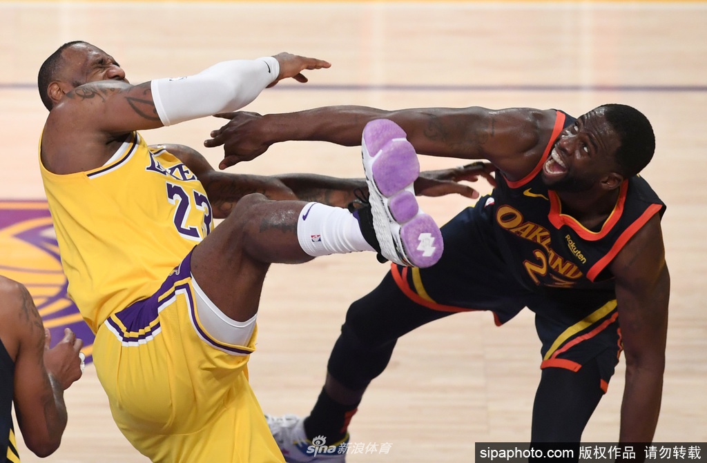 [NBA附加赛]湖人胜勇士晋级季后赛 詹姆斯砍三双