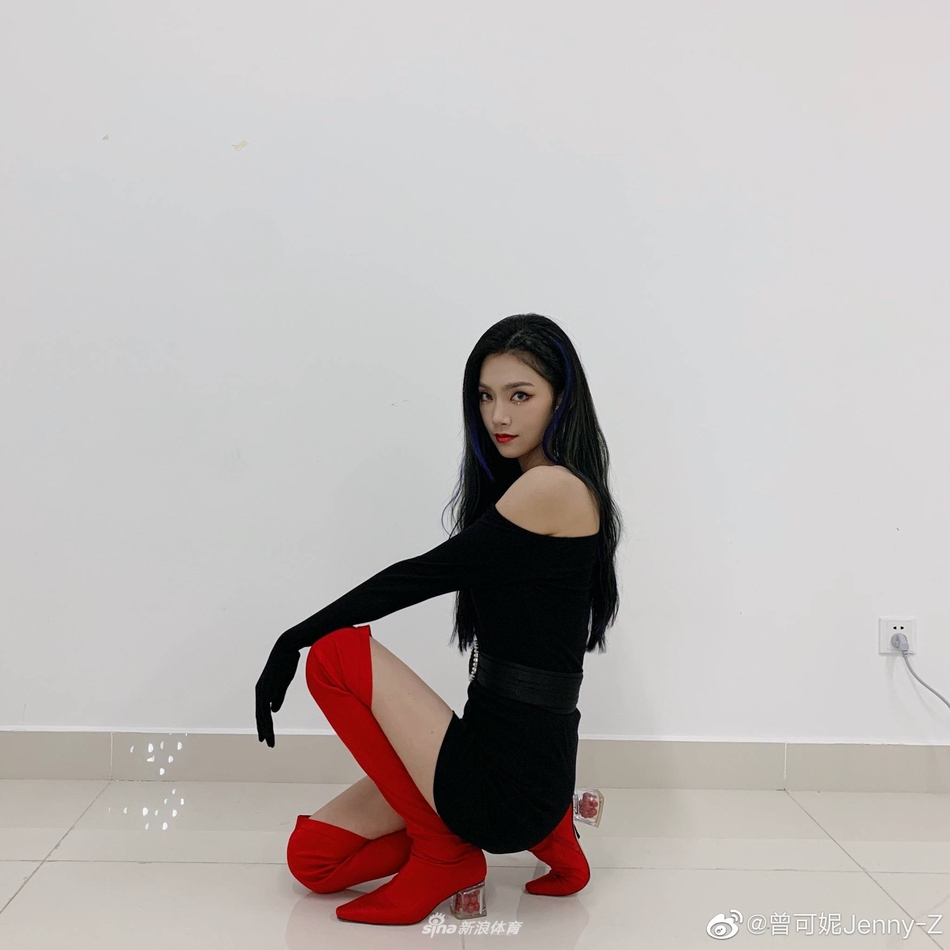 曾可妮白色运动背心搭配黑色运动裤 秀性感小蛮腰太撩人