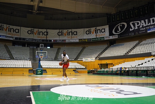 哈登出行西班牙不忘训练 合影拉莫斯