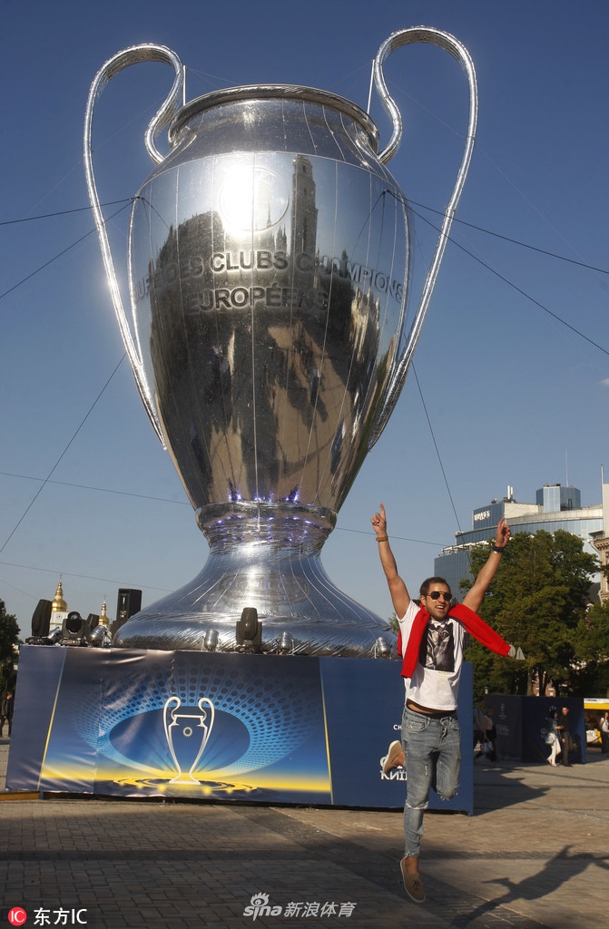 基辅静待欧冠决赛奖杯模型亮相广场