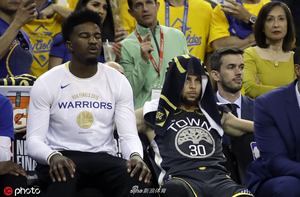 三连冠梦碎!苦涩!库里在自己主场目送对手夺冠