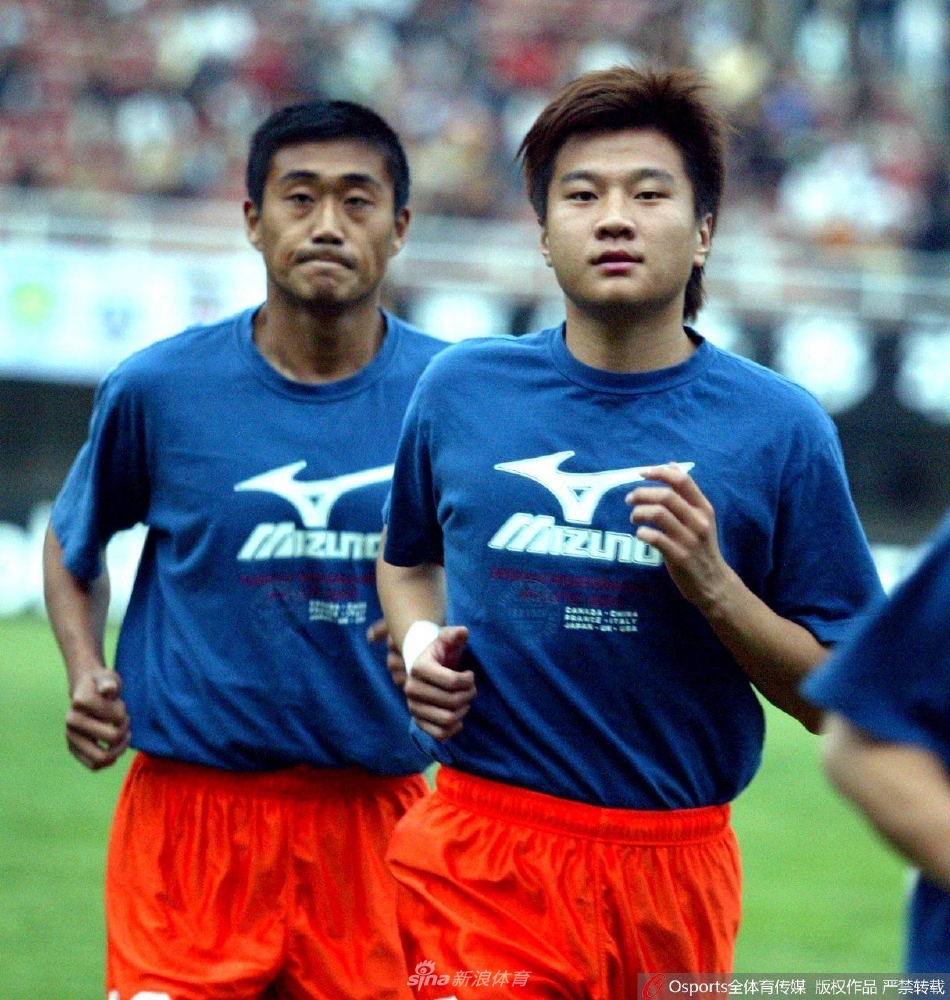 李金羽45岁生日快乐 回顾匆匆那年青涩照