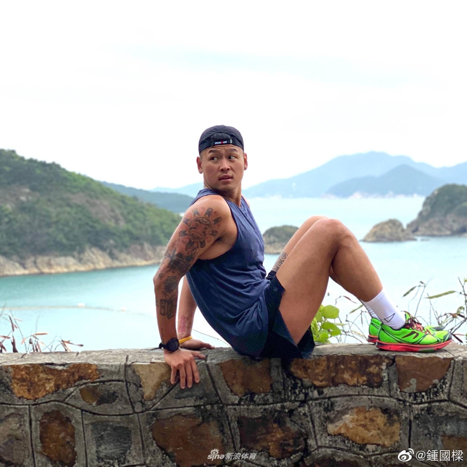 香港水球队队长钟国梁运动抗疫 为中国加油