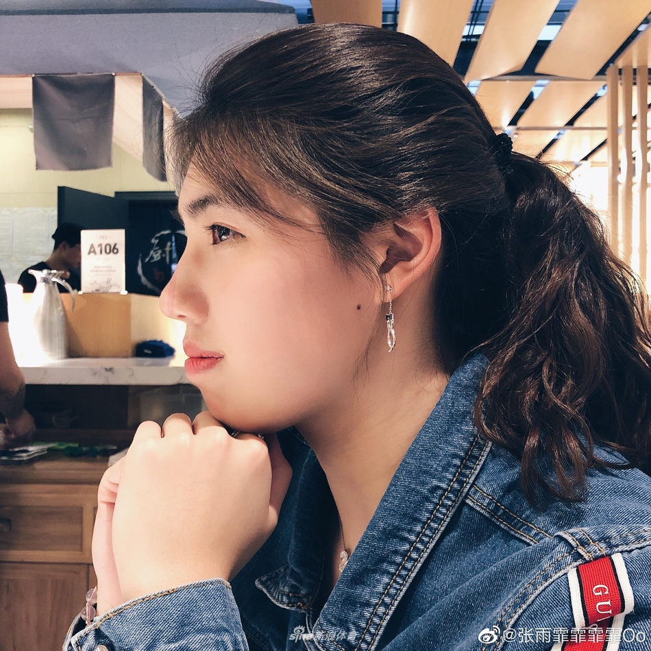 游泳女神张雨霏似邻家女孩 亲切乖巧