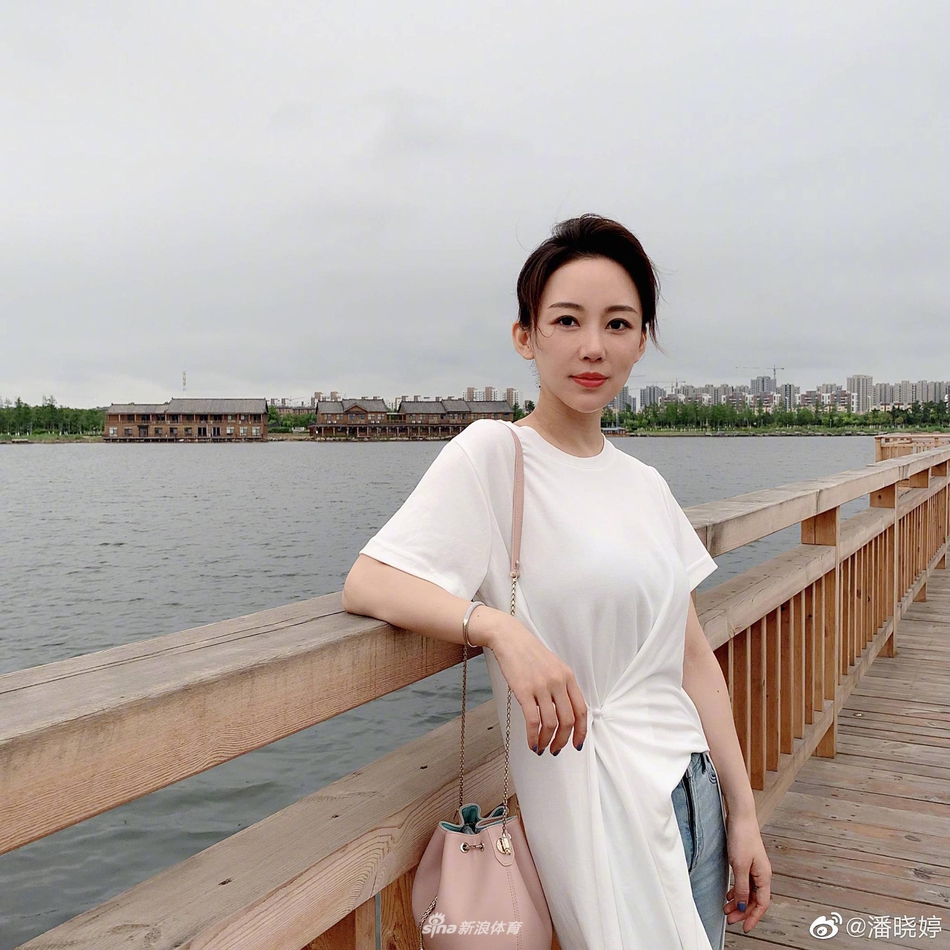 台球天后潘晓婷发自拍与粉丝互动