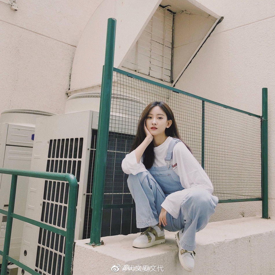 12 / 13 北京时间6月28日,美女演员代文雯微博更新